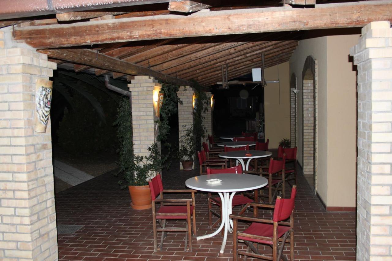 Country-House Pecora Nera Hostal Mosciano SantʼAngelo Exterior foto