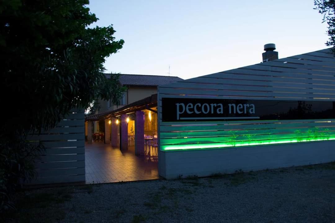 Country-House Pecora Nera Hostal Mosciano SantʼAngelo Exterior foto